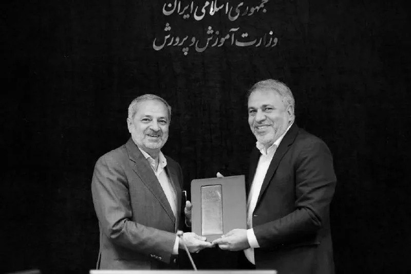 خائن به معلمان: وزیر آموزش و پرورش و ناپاکی‌های پتروشیمی